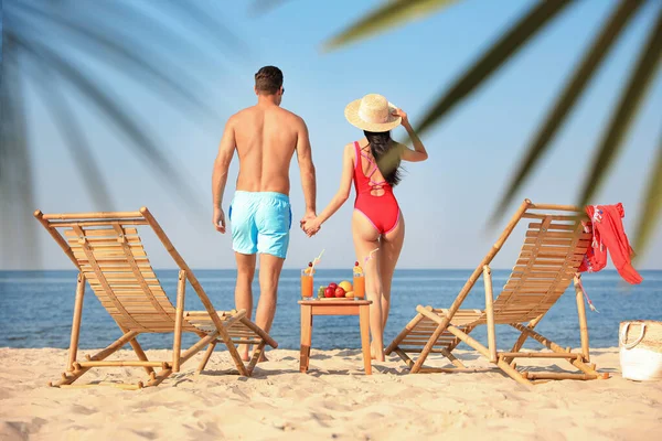 Paar Ruht Sich Sonnigen Strand Resort Aus — Stockfoto