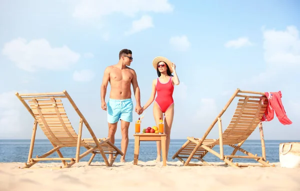 Pareja Feliz Descansando Playa Soleada Resort — Foto de Stock