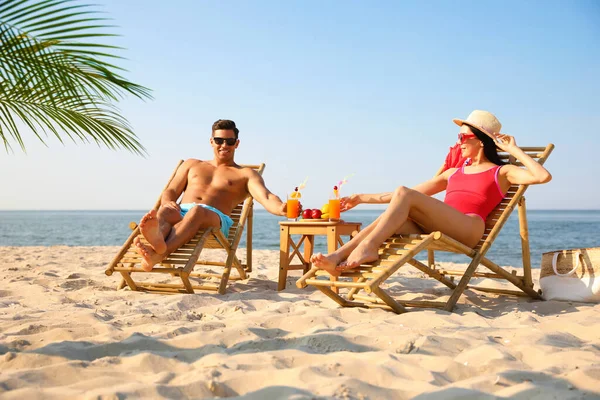 Pareja Con Bebidas Descansando Soleada Playa Del Resort — Foto de Stock