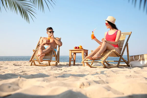 Pareja Con Bebidas Descansando Soleada Playa Del Resort —  Fotos de Stock