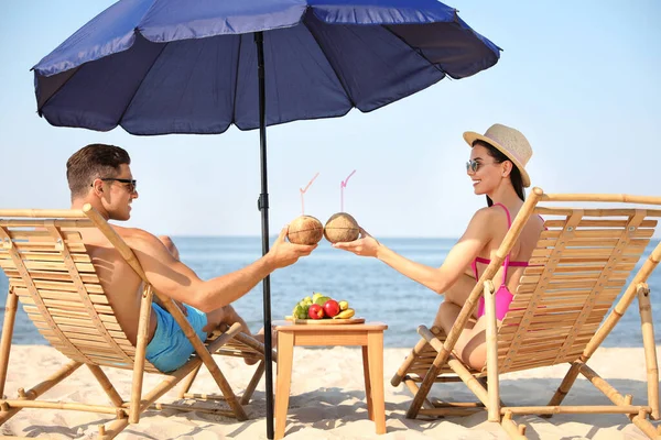 Pareja Con Bebidas Descansando Soleada Playa Del Resort — Foto de Stock