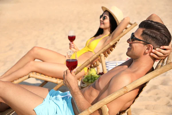 Pareja Feliz Con Vino Playa Soleada Resort —  Fotos de Stock