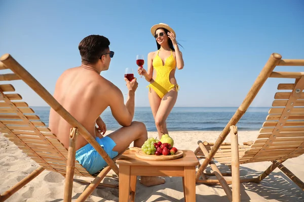 Pareja Feliz Con Vino Playa Soleada Resort — Foto de Stock