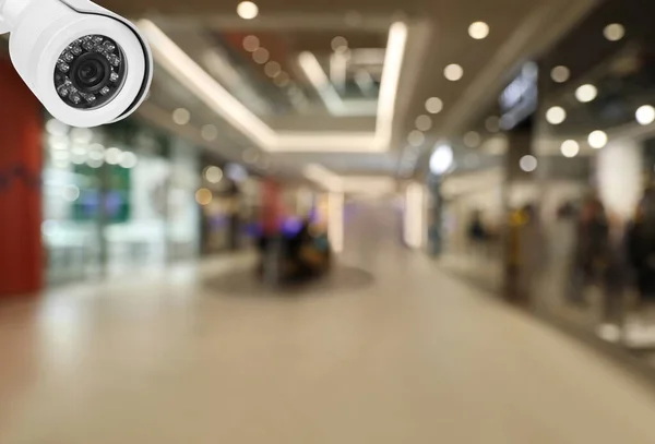 ショッピングモール内の近代的なCctvセキュリティカメラ ガード装置 — ストック写真
