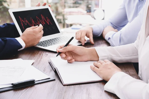 Corredores Trabajando Mesa Oficina Cerca Comercio Divisas — Foto de Stock