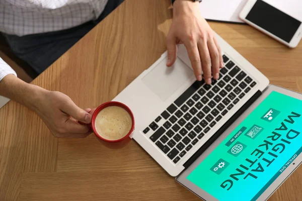Digitales Marketing Mann Mit Tasse Kaffee Arbeitet Laptop Tisch Nahaufnahme — Stockfoto