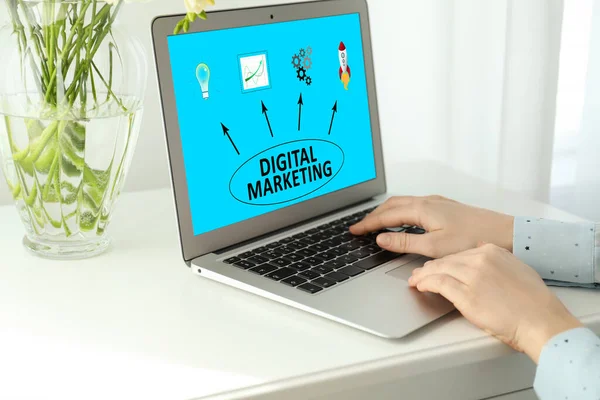 Digitaal Marketingconcept Vrouw Werkend Met Laptop Aan Tafel Binnen Close — Stockfoto
