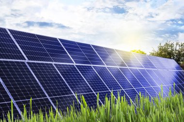 Güneş panelleri dışarı yerleştirildi. Alternatif enerji kaynağı