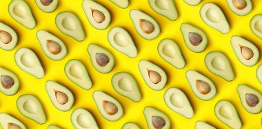 Sarı arka planda taze olgun avokadolarla düz kompozisyon, pankart tasarımı 