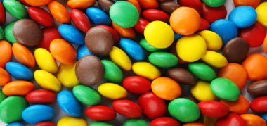 Arka plan olarak birçok renkli şeker, üst görünüm. Pankart tasarımı 