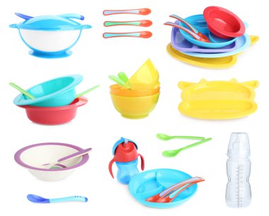 Beyaz arka planda bebek maması için plastik bulaşık takımı