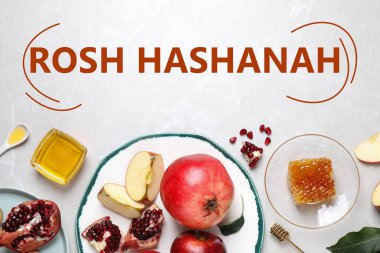 Bal, elma ve nar beyaz masada, düz yerde. Rosh Hashanah tatili
