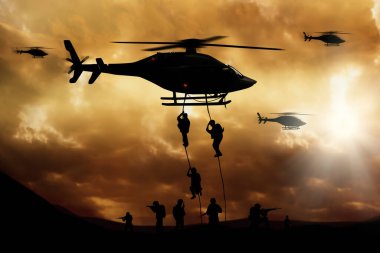 Helikopterden savaş alanına asker iniyor. Askerlik. 