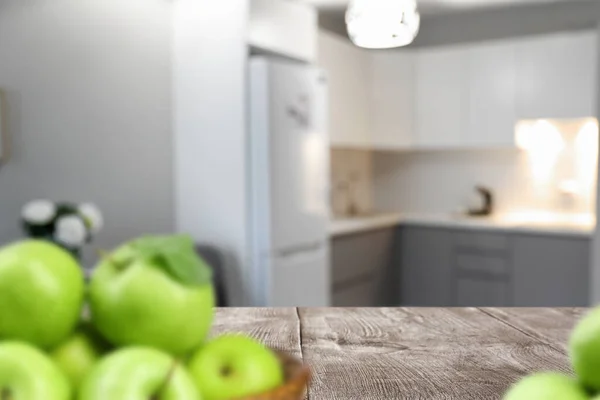 Ξύλινο Τραπέζι Μήλα Στο Εσωτερικό Της Σύγχρονης Κουζίνας — Φωτογραφία Αρχείου