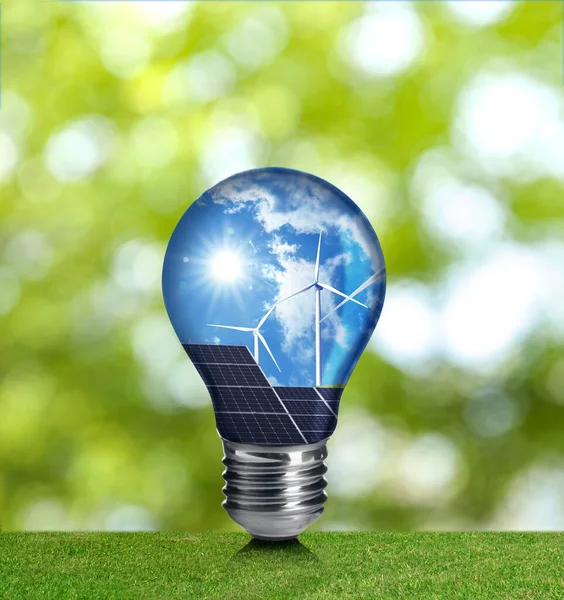 Fonte Energia Alternativa Lâmpada Com Painéis Solares Turbinas Eólicas Livre — Fotografia de Stock