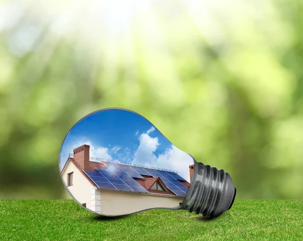 Alternatieve Energiebron Lamp Met Zonnepanelen Buiten — Stockfoto