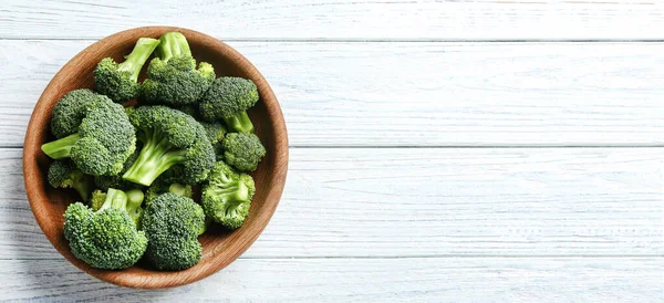 Tampilan Puncak Brokoli Hijau Segar Atas Meja Kayu Putih Ruang — Stok Foto
