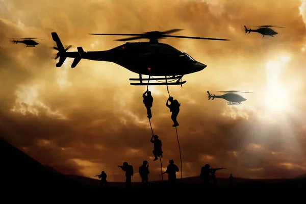 Στρατιώτης Προσγειώνεται Από Ελικόπτερο Στο Πεδίο Της Μάχης Στρατιωτική Θητεία — Φωτογραφία Αρχείου