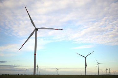Rüzgar türbinleriyle çok güzel bir alan manzarası. Alternatif enerji kaynağı