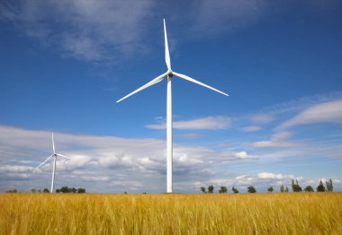 Rüzgar türbinleriyle çok güzel bir alan manzarası. Alternatif enerji kaynağı