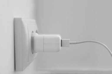 Elektrik prizine takılı adaptör şarj ediliyor, kapat