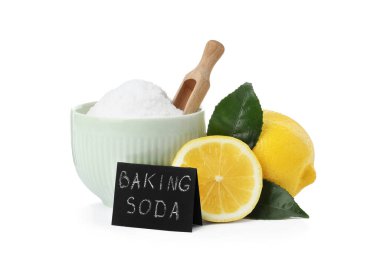 Beyaz arka planda kabartma tozu ve limon kesimi