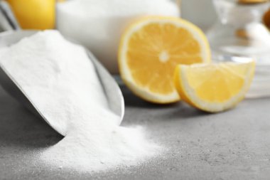 Kabartma tozu ve limonlar ışık masasında, yakın plan.