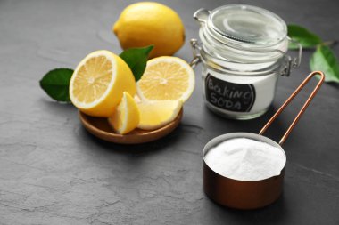 Karbonat ve limonu siyah masaya koyun.