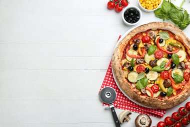 Düz kompozisyon ve sebzeli pizza beyaz ahşap masa üzerinde. Metin için boşluk
