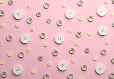 Pembe arka planda farklı dikiş düğmeleri, düz uzanma