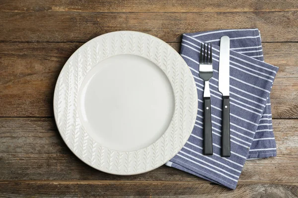 Empty Ornate Plate Cutlery Napkin Wooden Table Flat Lay — Stock Photo, Image