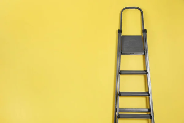 Μεταλλική Σκάλα Κίτρινο Φόντο Χώρος Για Κείμενο — Φωτογραφία Αρχείου