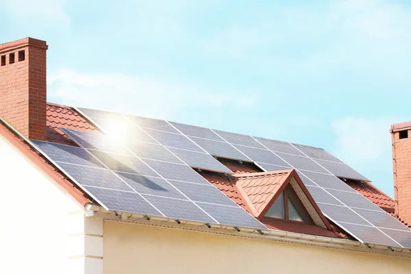 Çatıda Kurulu Güneş Panelleri Olan Bir Bina Alternatif Enerji Kaynağı — Stok fotoğraf