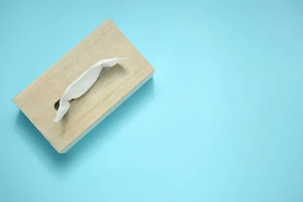 Houten Houder Met Papieren Doekjes Lichtblauwe Ondergrond Bovenaanzicht Ruimte Voor — Stockfoto