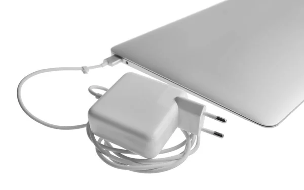 Laptop Ładowarka Białym Tle Nowoczesna Technologia — Zdjęcie stockowe