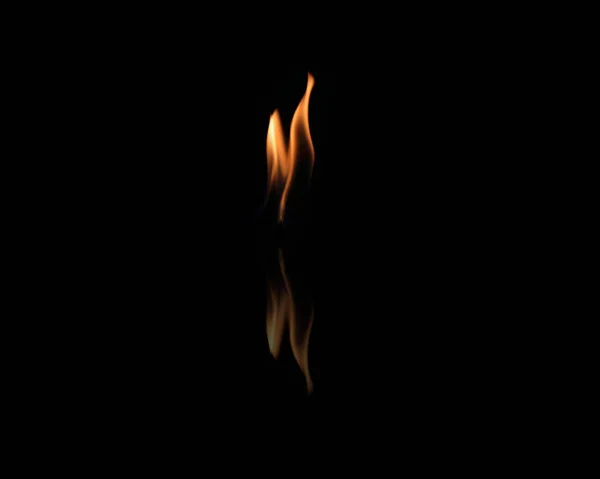 黑色背景上美丽明亮的火光 — 图库照片