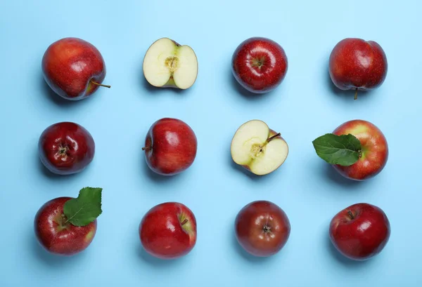Sabrosas Manzanas Rojas Sobre Fondo Azul Claro Planas —  Fotos de Stock