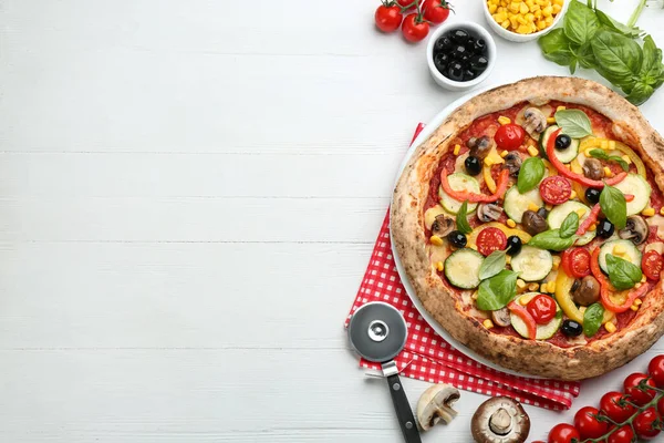 Flache Liegekomposition Mit Gemüsepizza Auf Weißem Holztisch Raum Für Text — Stockfoto