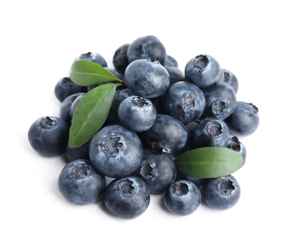 新鲜成熟的蓝莓 叶背白色 — 图库照片