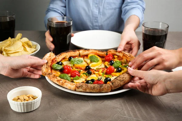 Vrouwen Nemen Plakjes Heerlijke Groente Pizza Aan Grijze Tafel Close — Stockfoto