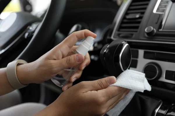 Varilla Engranaje Limpieza Mujer Con Toallita Húmeda Spray Antibacteriano Coche —  Fotos de Stock