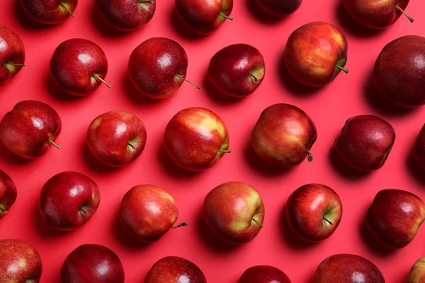 Muchas Manzanas Jugosas Maduras Sobre Fondo Rojo Planas —  Fotos de Stock