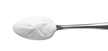Beyaz üzerine izole edilmiş kaşık kabartma tozu.