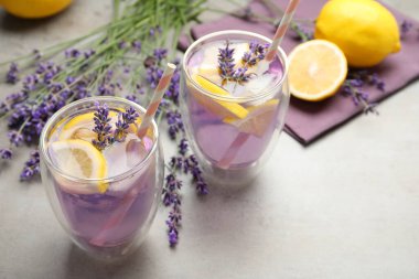 Gri masada lavantalı taze, lezzetli limonata.