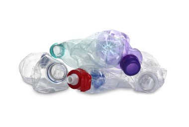 Beyaza izole edilmiş buruşmuş şişe yığını. Plastik geri dönüşümü