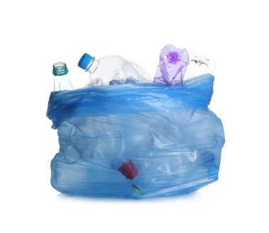 Beyaza izole edilmiş kullanılmış şişelerle dolu mavi bir çanta. Plastik geri dönüşümü