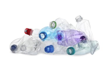 Beyaza izole edilmiş buruşmuş şişe yığını. Plastik geri dönüşümü