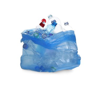 Beyaza izole edilmiş kullanılmış şişelerle dolu mavi bir çanta. Plastik geri dönüşümü