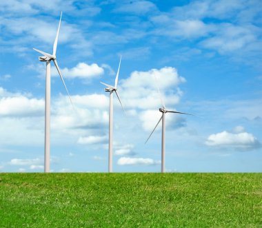 Alternatif enerji kaynağı. Rüzgâr türbinleri mavi gökyüzünün altında