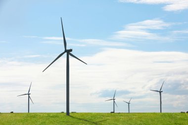 Alternatif enerji kaynağı. Rüzgâr türbinleri mavi gökyüzünün altında